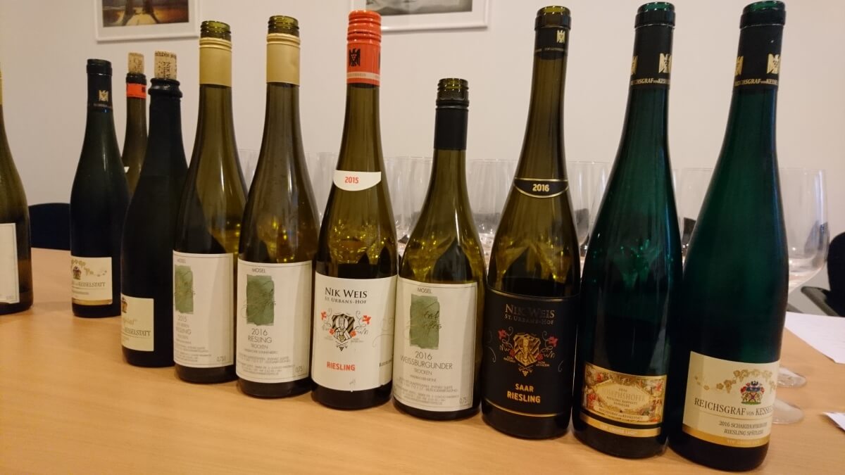 Vína na degustaci moselských rieslingů